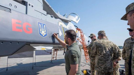 Ukrainian president Volodymr Zelensky signs a French Storm Shadow missile 060823 CREDIT DEFENSE OF UKRAINE