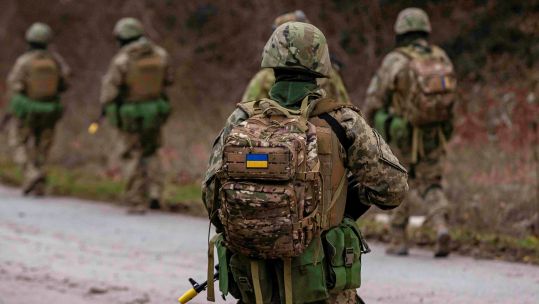 Ukrainian soldiers receiving training on Salisbury Plain delivered by the Irish Guards and Australian forces (Picture: MOD).