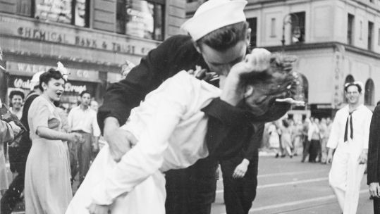 VJ kiss George Mendonsa and Greta Zimmer Friedman