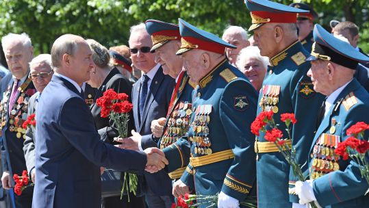 Vladimir Putin meets with WWII veterans