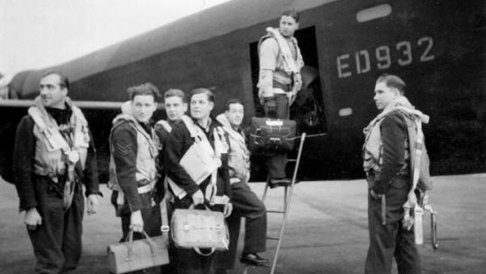 Wing Commander Guy Gibson and crew for Dambusters Raid 010101 CREDIT MOD