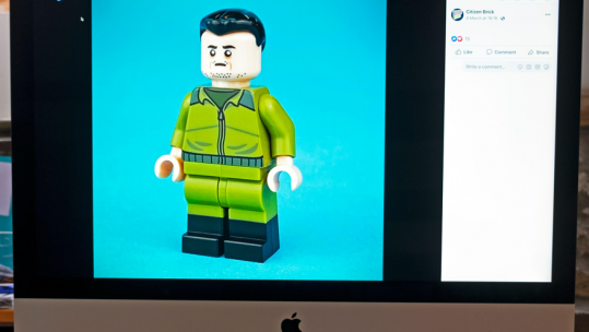 Citizen Brick’s Ukraine President Volodymyr Zelensky minifigure on a computer screen. (Picture: Kathy deWitt / Alamy Stock Photo).