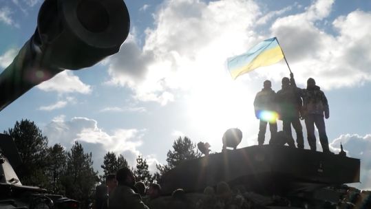Ukrainian tank drivers give their opinions on the Challenger 2 battle tank.