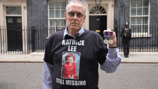 veteran Ritchie Lee attempts to hand back his army medals to 10 Downing Street 31052024 NO REUSE CREDIT PA WIRE, PA IMAGES