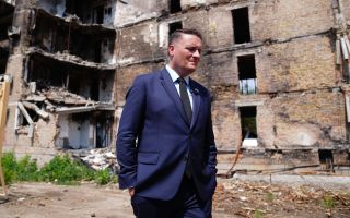 Defence Secretary Wes Streeting in front of a building damaged by Russian strikes in the Lukianivska district of Kyiv during his visit to the Ukrainian capital