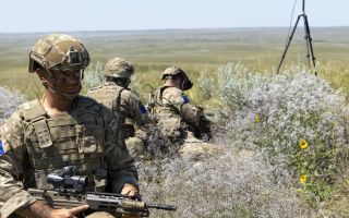 2 Para soldiers prepare a Scorpio 1000 FPV drone for use on Exercise Rhino Bizz at BATUS (Picture: MOD)