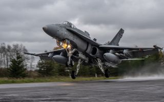 CF-188 Hornets land on the Jägala-Käravete highway in a historic first for Canadian forces
