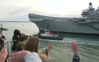 HMS PWLS leaves families waving Portsmouth