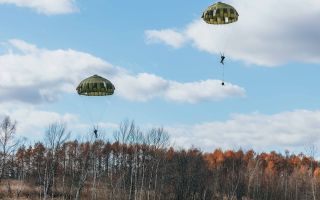 2 Para make a parachute jump during Exercise Vigilant Isles in Japan