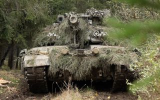 A well-camouflaged Challenger 2 defends against the Red Force