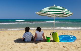 Anon children beach 090626 Image ID B1GAJ3 CREDIT ALAMY 