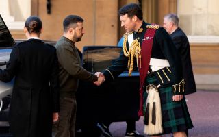 Lieutenant Colonel Johnny Thompson equerry to King Charles greets Ukrainian President Volodymyr Zelensky at Buckingham Palace 080223 CREDIT PA Images Alamy Stock Photo.jpg