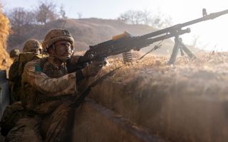 Soldiers from 3 Para man the GPMG