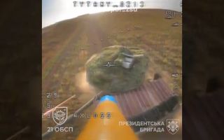 Ukrainian FPV drone attacks a Russian tank