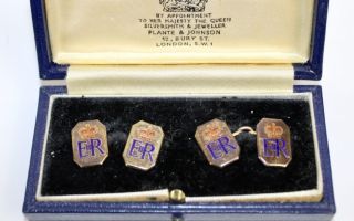 19092025 Gold cufflinks given to Sqn Ldr Denis Lowery by Queen Elizabeth II 