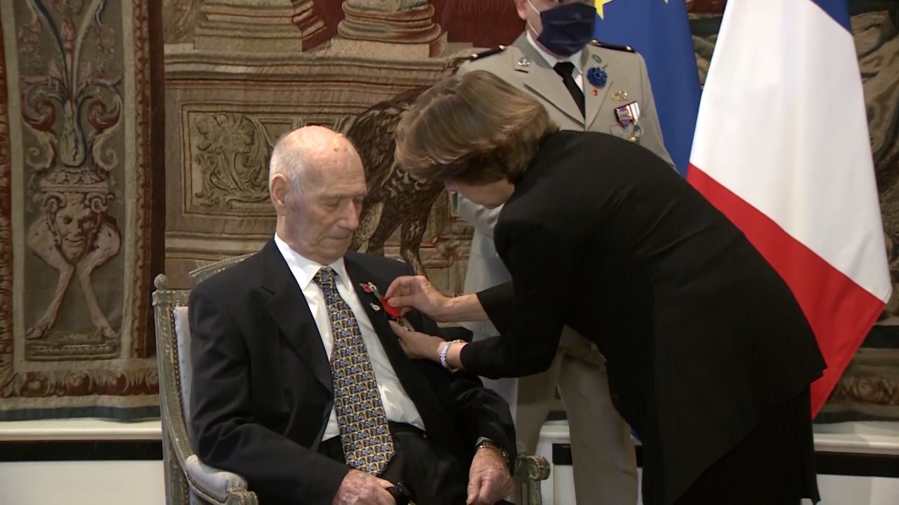 A world war 2 veteran has been presented with the Legion d’Honneur at the French residence in London.